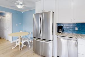 Beachy Blue的厨房或小厨房