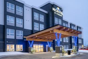 卡纳塔Microtel Inn & Suites by Wyndham Kanata Ottawa West的毫克酒店外形的图象