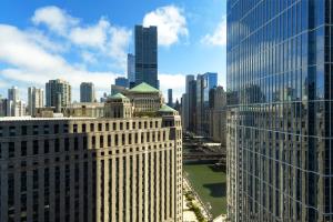 芝加哥Holiday Inn - Chicago Dwtn - Wolf Point, an IHG Hotel的享有城市天际线和高楼的景色