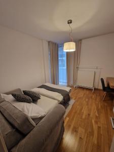 布加勒斯特Anvers Apartament的客厅配有沙发和1张床
