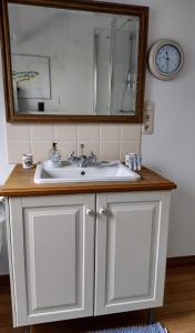 Wezembeek-OppemL Heure Bleue的浴室设有白色水槽和镜子