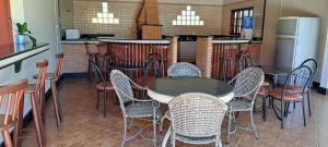 里贝朗普雷托Pousada Villa D' Garden的一间带桌椅的餐厅和一间厨房