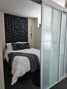 西雅图Chic Queen Anne Retreat的一间卧室配有一张带黑色床头板的床