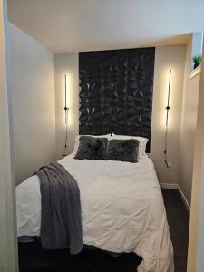 西雅图Chic Queen Anne Retreat的卧室配有一张带两个枕头的大白色床