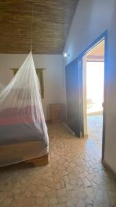 Palmarin NguèdjPetite maison en bord de mer的一间房间,床上装有塑料袋