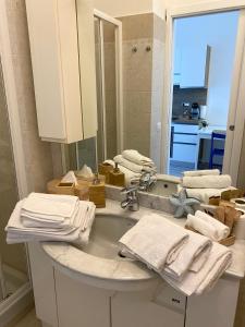 拉帕洛Casa nel Golfo - free parking的浴室配有盥洗盆、镜子和毛巾