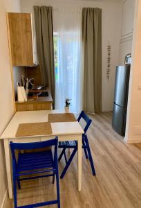 拉帕洛Casa nel Golfo - free parking的厨房配有桌椅和冰箱。