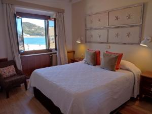 滨海托萨卡普多尔酒店的一间卧室配有一张床,享有海滩美景