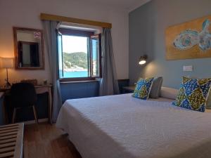 滨海托萨卡普多尔酒店的酒店客房设有床和窗户。