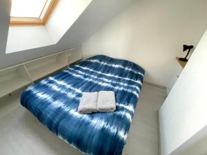 莫雷卢安河Escapade Morétaine - Le Loft的一间设有床铺的房间,上面有两条毛巾