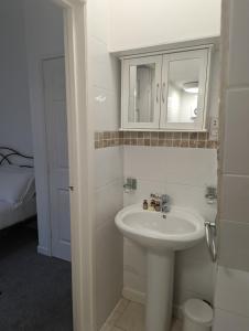 南安普敦Bridge Terrace E的白色的浴室设有水槽和镜子