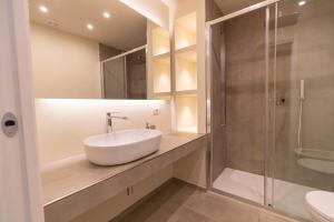 奥尔比亚Molo Brin Rooms & Suites的一间带水槽和淋浴的浴室