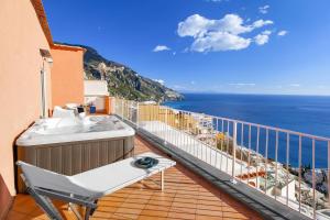 波西塔诺BlueVista Dreamscape Home -Terrace Jacuzzi/Hot Tub的海景阳台。