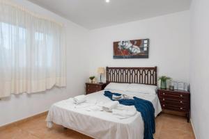 卡尔佩Villa Caleta - PlusHolidays的一间卧室配有带毛巾的床