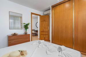 卡尔佩Villa Caleta - PlusHolidays的一间卧室配有一张床和一扇木门