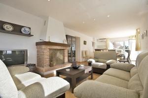 卡尔佩Villa Calalga - PlusHolidays的客厅设有两张沙发和一个壁炉