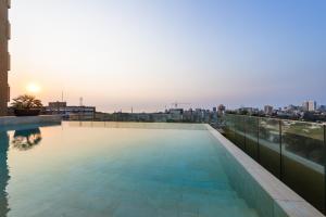 罗安达阿尔瓦拉德酒店的建筑物屋顶上的游泳池