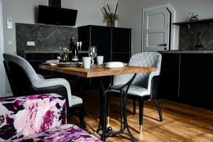 卢布明Residence Black Eagle Lubmin Strand的客厅配有桌椅