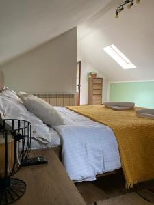 瑟切莱Grandma’s Cottage的一间卧室配有一张带白色床单的大床
