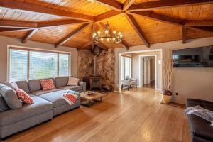 奥克赫斯特Cherry Cottage 15 min from Yosemite South Entrance的带沙发和木制天花板的客厅