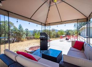奥克赫斯特Cherry Cottage 15 min from Yosemite South Entrance的一个带两张沙发和一个烧烤架的大型帐篷