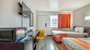 盖洛普盖洛普6号汽车旅馆的一间酒店客房,设有两张床和电视