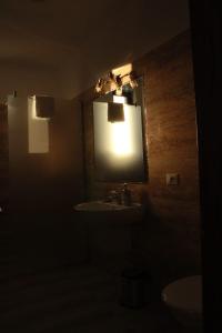 博尔沙Hotel Dia Lin的深色浴室设有水槽和镜子