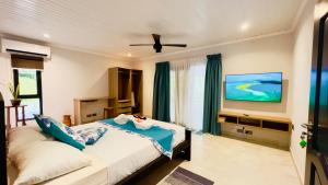 贝圣安那乐港宾馆的一间卧室配有一张床和一台平面电视