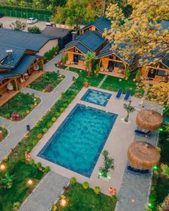萨潘贾Gölevi Resort Sapanca的享有带游泳池的房屋的空中景致