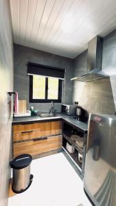贝圣安那乐港宾馆的一间带水槽和炉灶的小厨房