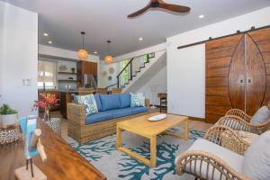 罗阿坦Casa Coral home的客厅配有蓝色的沙发和桌子