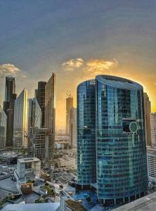 迪拜Newly furnished, spacious and modern 1BR in DIFC的城市中一座大型玻璃建筑的景色