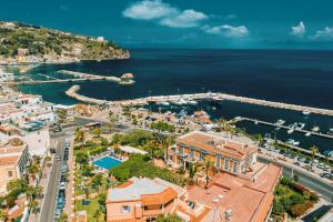 伊斯基亚Hotel Villa Svizzera Terme的海港和码头的空中景观