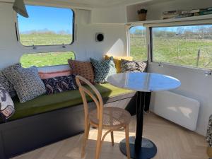 WesterlandAmerican Airstream Terra Incognito的小大篷车里的一张小桌子和椅子