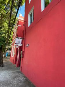 累西腓Reef Hostel & Pousada的一面有标志的红色建筑