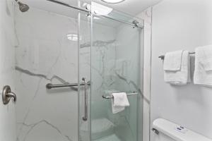 威尔明顿Studio 6 Wilmington, NC的带淋浴的浴室和玻璃门