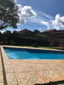 托坎廷斯州蓬蒂阿尔塔Pousada Vereda das Aguas的一座大蓝色游泳池,位于房子前
