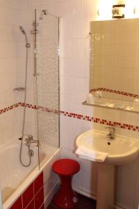 巴黎基里亚德意大利格贝林十三酒店的带浴缸、水槽和淋浴的浴室