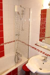 巴黎基里亚德意大利格贝林十三酒店的带淋浴、盥洗盆和浴缸的浴室