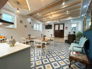 塞图巴尔Baia do Mundo的客房铺有瓷砖地板,配有桌椅。