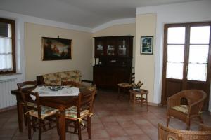 巴尼圣菲利波Casa Vacanze San Francesco的客厅配有桌椅