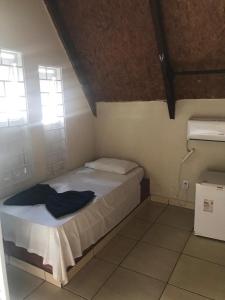 托坎廷斯州蓬蒂阿尔塔Pousada Vereda das Aguas的一间小卧室,卧室内配有一张床铺