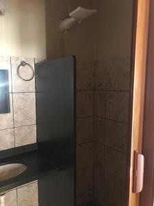 托坎廷斯州蓬蒂阿尔塔Pousada Vereda das Aguas的带淋浴、水槽和镜子的浴室