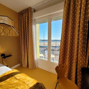 鲁瓦扬Seakub hotel的一间卧室设有海景窗户