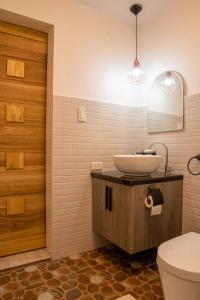 道伊斯The Mayana Resort的一间带水槽、卫生间和门的浴室