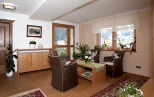 布雷根茨沃尔德地区奥Haus Alpina的客厅配有椅子和桌子