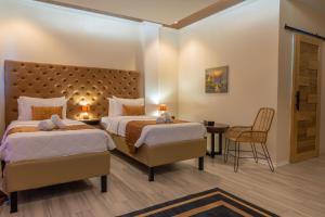 道伊斯The Mayana Resort的酒店客房设有两张床和一张桌子。