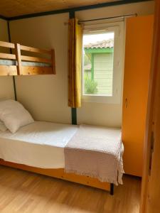 坎波莫罗Lavallee的一间卧室设有两张双层床和一扇窗户。