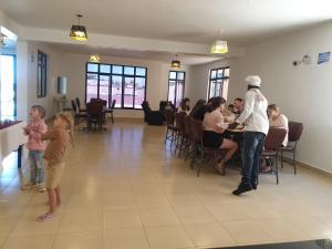 奈瓦沙401 Restaurant & Accommodation的一群站在房间里的人