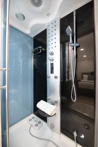 阿罕布拉Omeo Suites的浴室里设有玻璃门淋浴